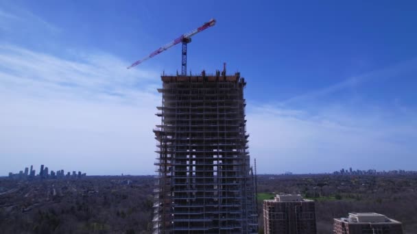 カナダ・オンタリオ州トロント2022年4月30日:住宅建設労働者が抗議またはストライキを行うため、作業場を空にする。新建築物開発現場付近の空撮. — ストック動画