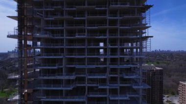 Toronto, Ontario, Kanada 30 Nisan 2022: İnşaat işçilerinin protesto ya da grevi nedeniyle boş çalışma alanı. Yeni yapıların yakınındaki hava görüntüleri bina geliştirme alanı.