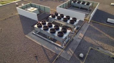 Toronto, Ontario, Kanada - 29 Nisan 2022 Sanayi Havalandırması havalandırma ve havalandırma deliklerinin klima görüntüsü sıcak yaz gününde marketin çatısında.