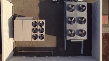 Sıcak yaz gününde, marketin çatısındaki havalandırma ve endüstriyel klima havalandırma havalandırmalarının hava görüntüsü..