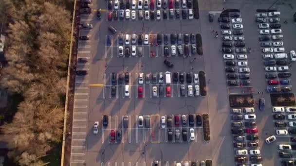 Top bird eye view of large parking lot near giant grocery store. Consumer shopping and demand, economy concept for food and items in America. — Stock Video