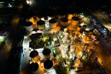 Geceleri endüstriyel petrol ve gaz rafineri fabrikası, Amerika 'da ham petrol ve petrokimya fabrikaları, zifiri karanlıkta modern fabrika şimşeği..