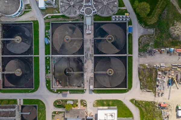 Modern kentsel atık su arıtma tesisi. Su arıtma tesisi, kimyasal maddeleri, katı maddeleri ve gazları kirli sudan otomatik olarak çıkarma süreci. Dışarıdaki su temizleme tesisi. Hava görünümü.