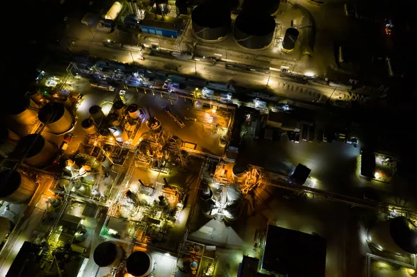 Geceleri endüstriyel petrol ve gaz rafineri fabrikası, Amerika 'da ham petrol ve petrokimya fabrikaları, zifiri karanlıkta modern fabrika şimşeği..