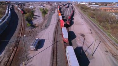 Toronto, Ontario, Kanada - 7 Mayıs 2022: Kargo treni nakliyesi, şehir merkezinden geçen tren konteynırları. Yük vagonları ve lokomotifler, tren manzarasını altın saatinde çekiyorlar..