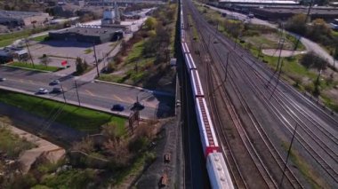 Toronto, Ontario, Kanada - 7 Mayıs 2022: Kargo treni nakliyesi, şehir merkezinden geçen tren konteynırları. Yük vagonları ve lokomotifler, tren manzarasını altın saatinde çekiyorlar..