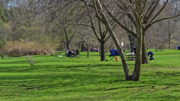 カナダ オンタリオ州トロント 2022年5月5日 都市公園の人々と家族は長い冬の後にBbqピクニックやレクリエーション活動を持っています — ストック動画