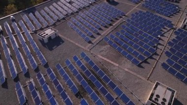 Güneş panelleri montajı ve şehrin çatısına monte edilmesi. Elektrik yüklemek ve depolamak için güneş pili çiftliği olan alternatif enerji santrali.