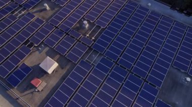 Güneş panelleri montajı ve şehrin çatısına monte edilmesi. Elektrik yüklemek ve depolamak için güneş pili çiftliği olan alternatif enerji santrali.