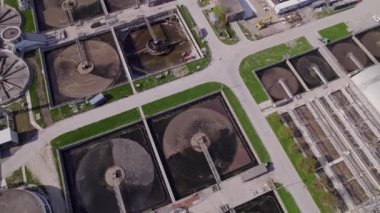 Modern kentsel atık su arıtma tesisi. Su arıtma tesisi, kimyasal maddeleri, katı maddeleri ve gazları kirli sudan otomatik olarak çıkarma süreci. Dışarıdaki su temizleme tesisi. Hava görünümü.