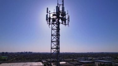 Cep telefonu iletişim antenleri, 3G, 4G, 5G. Yazın gökyüzünde antenin havadan görünüşü. Vericili hücresel GSM kulesi. Telekomünikasyon baz istasyonu ağı. İnternet ve veri