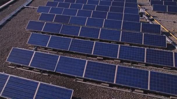 Instalación Montaje Paneles Solares Techo Superior Del Edificio Ciudad Planta — Vídeos de Stock