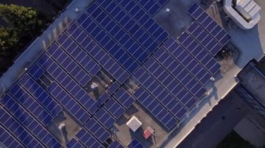 Güneş panelleri montajı ve şehrin çatısına monte edilmesi. Elektrik yüklemek ve depolamak için güneş pili çiftliği olan alternatif enerji santrali.