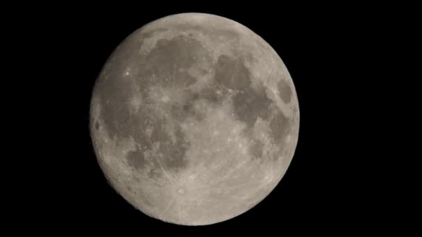 满月在漆黑的天空背景下 从地球表面发射出一个很长的心灵感应镜头 灰白的月亮在晴朗的天空中闪耀 — 图库视频影像
