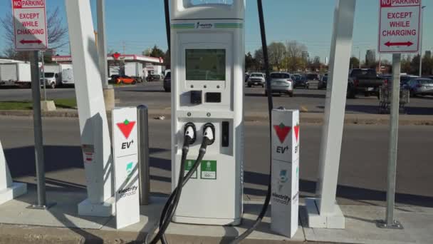 カナダ オンタリオ州トロント 2022年5月7日 Ev充電ステーション 電気自動車充電駐車場 ハイブリッドEvまたはプラグインEv環境に優しい輸送 — ストック動画
