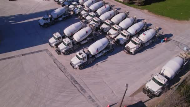 Toronto Ontario Kanada Toukokuuta 2022 Ajoneuvojen Betoni Tai Sementinsekoitinautot Parkkipaikalle — kuvapankkivideo