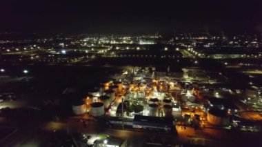 Geceleri endüstriyel petrol ve gaz rafineri fabrikası, Amerika 'da ham petrol ve petrokimya fabrikaları, zifiri karanlıkta modern fabrika şimşeği.