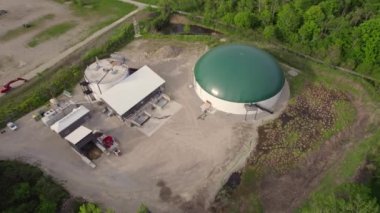 Parktaki biyogaz fabrikası ve çiftliği veya Toronto, Kanada 'daki yeşil alan. Organik gıda atıkları ve hayvanat bahçesi gübresi gibi biyokütleden yenilenebilir enerji. Biyogaz ve enerji üretimi için depolama tankı.