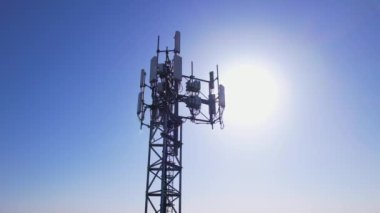 Sinyal yayını için telekomünikasyon kulesi, gsm için antenler, 3g, 4g ve 5g hücresel ağlar ve mobil veriler. Güneşin sızıntısıyla altın saat manzarası. Telefon ve internet bağlantısı.