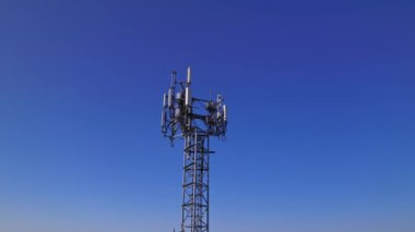 Telekomünikasyon, cep telefonu ve radyo vericili kule antenleri. Güneşin sızıntısıyla altın saat manzarası. 5g, 4g mobil veriler ve akıllı telefonlar için cep telefonu sinyalleri.