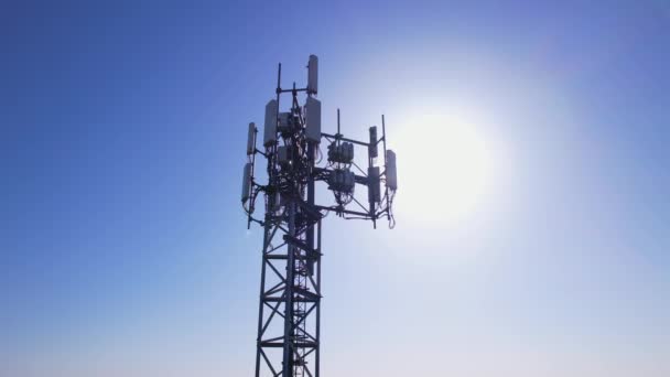 Turnul Telecomunicații Pentru Difuzarea Semnalelor Antene Pentru Rețele Celulare Gsm — Videoclip de stoc