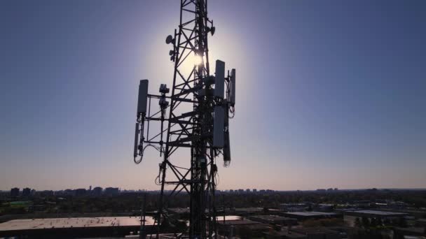 信号放送用の電気通信塔 Gsm用のアンテナ 4Gおよび5Gセルラーネットワークおよびモバイルデータ 太陽のリークと黄金の時間の夜の景色の周り 電話とインターネット接続 — ストック動画