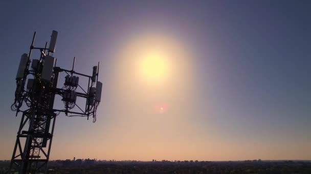 Telekomünikasyon Cep Telefonu Radyo Vericili Kule Antenleri Güneşin Sızıntısıyla Altın — Stok video