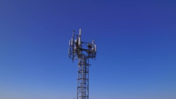 Vista Aérea Antenas Torre Con Telecomunicación Teléfono Celular Transmisores Radio — Vídeo de stock
