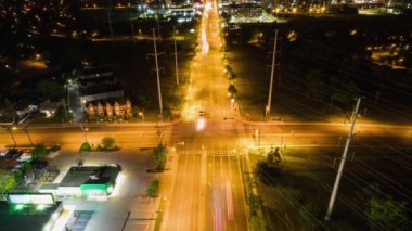 Kavşak şeridinde ve binalarda trafik çok hızlı ilerliyor. Gece şehir manzarasına uzun süre maruz kalmışsın. Evet. Kanada 'nın modern şehri enerji ve enerjiden gelen gece ışıklarıyla dolu..