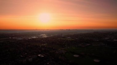 Altın saat akşam güneşinde banliyöde ikamet eden semt sakinleri. Amerika üzerinde uçan kayma atışı. Kanada 'nın sinematik manzarası Bahar sisinde gün batımının güzel ışığı.