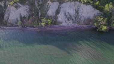 Topraklı altın saat batımı gölü. Akşamları su ve orman uçurumları tepede..