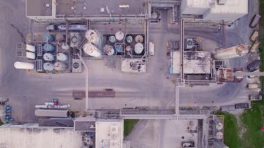 Kimyasal, geliştirme ve imalat tesisi, katkı maddeleri ve plastikler, motor, deniz yağları ve yağlar için deterjan üretimi. Sanayi bölgesi.