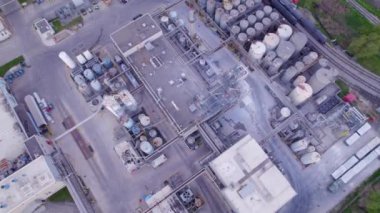 Kimyasal, geliştirme ve imalat tesisi, katkı maddeleri ve plastikler, motor, deniz yağları ve yağlar için deterjan üretimi. Sanayi bölgesi.