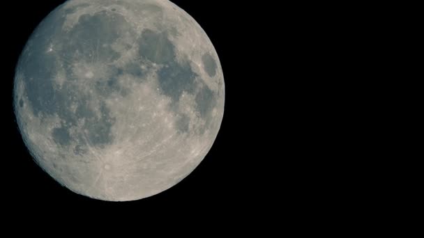 満月は夜空で速く動きます 望遠レンズのクローズアップで満月のシャープな映像 月が地面から撃たれた ムーンウィッチクラフト魔法の儀式コンセプト — ストック動画