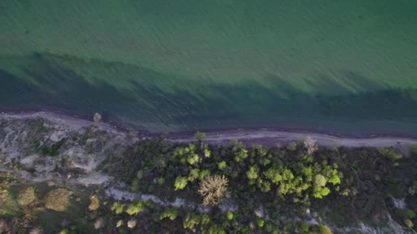 Gyllene Timmen Solnedgång Sjö Med Land Upp Och Ner Utsikt — Stockvideo