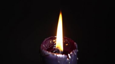 Siyah mum seçici odaklanma. Şeytani ayinler için cadılık sunağı. Esrarengiz ritüeller için karanlık bir arka plan. Macabre ve cadı Cadılar Bayramı konsepti için karanlığı heceliyor..