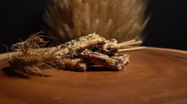 Bal, böğürtlen ve fındıklı sağlıklı müsli çubukları besleyici kahvaltı ve enerji yiyeceği. Meyveler, böğürtlen ve fındık gevreği protein barları bal ve pirinç veya mısır gevreği tohumları. Etkin yaşam biçimi.