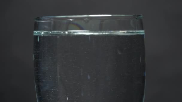 Frisches Prickelndes Wasser Einen Glasblick Selektive Fokussierung Aus Nächster Nähe — Stockvideo