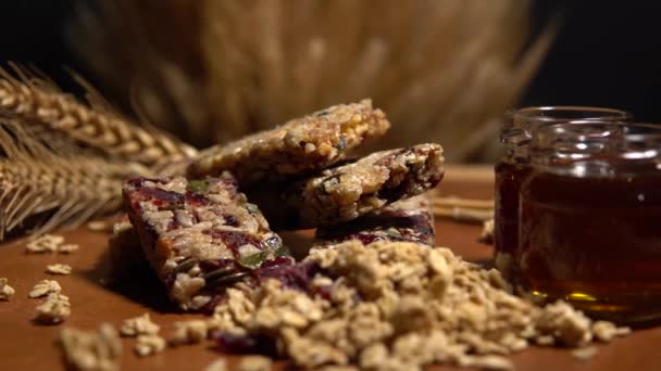 Bares Muesli Saludable Con Miel Bayas Frutos Secos Desayuno Nutritivo — Vídeo de stock