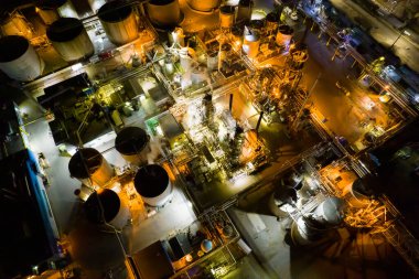 Geceleri endüstriyel petrol ve gaz rafineri fabrikası, Amerika 'da ham petrol ve petrokimya fabrikaları, zifiri karanlıkta modern fabrika şimşeği..