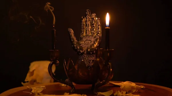 점쟁이는 테이블에 손이나 주문을 촛대에 야자와 양초가 마법의 연금술 영성의 — 스톡 사진