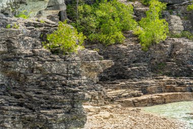The Grotto yakınlarındaki Ontario, Kanada 'daki Bruce Peninsula Ulusal Parkı' ndaki Indian Head Cove, Gürcistan Körfezi Patikası ve Tobermory Turizm Alanındaki Kıbrıs Gölü. Kanada ikameti. 