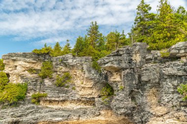 The Grotto yakınlarındaki Ontario, Kanada 'daki Bruce Peninsula Ulusal Parkı' ndaki Indian Head Cove, Gürcistan Körfezi Patikası ve Tobermory Turizm Alanındaki Kıbrıs Gölü. Kanada ikameti. 