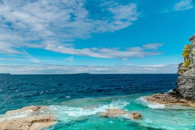 The Grotto yakınlarındaki Ontario, Kanada 'daki Bruce Peninsula Ulusal Parkı' ndaki Indian Head Cove, Gürcistan Körfezi Patikası ve Tobermory Turizm Alanındaki Kıbrıs Gölü. Kanada ikameti. 
