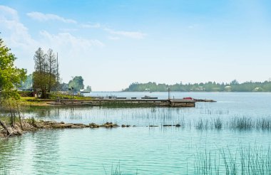 Pike Körfezi 'ndeki Huron Gölü' nün yakınındaki yazlık ya da kulübenin yanındaki balıkçı teknesi için tahta iskele ya da rıhtım. Kuzey Amerika 'da yaz tatili, Kanada Ontario. 
