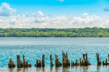 Huron Gölü sularının manzarası ve solmuş ahşap rıhtımlar ya da güneşli bir günde Gürcistan Körfezi 'nde Wiarton, Ontario, Kanada' da Spirit Rock Koruma Alanı yakınlarında bir marina enkazı..