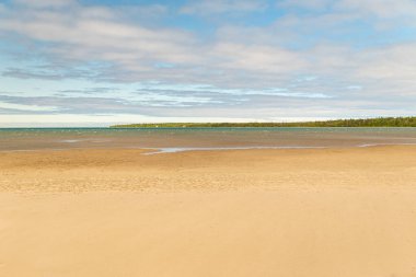 Şarkı söyleyen Sands suları manzarası, Bruce Peninsula Ulusal Parkı Ontario Kanada. Huron Gölü 'ndeki büyük kumlu plaj. Rüzgarın kum tepelerinde ıslık çaldığı sesten sonra isimlendirilen beyaz plaj.