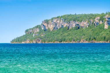 Lion 's Head Libour' daki Lion 's Head İl Parkı Ontario Kanada' daki kayalıklarda inanılmaz temiz su ve yeşil ladin ormanı. Isthmus Körfezi Huron Gölü. Turist ziyareti için harika bir yer.. 