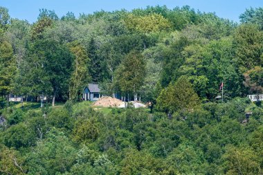 Huron Gölü kıyısındaki Lion 's Head Sahil Limanı' nda Lion 's Head İl Parkı Ontario Kanada. Isthmus Körfezi, Lion 's Head Point. Mevsimlik tatil evleri. Turizm beldesi