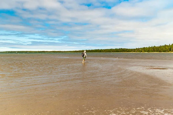 Tourist Walking Singing Sands Shallow Waters Bruce Peninsula National Park — стоковое фото